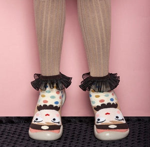 Slippers with frilled collar